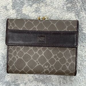 Nina Ricci Leather Compact Kisslock Wallet Classic Casual Everyday